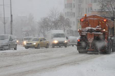 U većem dijelu zemlje prometuje se otežano i usporeno zbog snjega. u većem dijelu zemlje prometuje se otežano i usporeno zbog snjega.