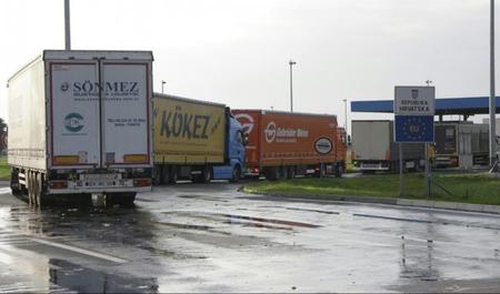 Vozače upozoravamo na jake bočne udare vjetra koji stvaraju snježne nanose na području jugozapadne Bosne. vozače upozoravamo na jake bočne udare vjetra koji stvaraju snježne nanose na području jugozapadne bosne.