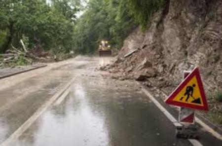 Oprezna vožnja, zbog mogućih odrona na drž.putu M2 Kučevo - Majdanpek. oprezna vožnja, zbog mogućih odrona na drž.putu m2 kučevo - majdanpek.