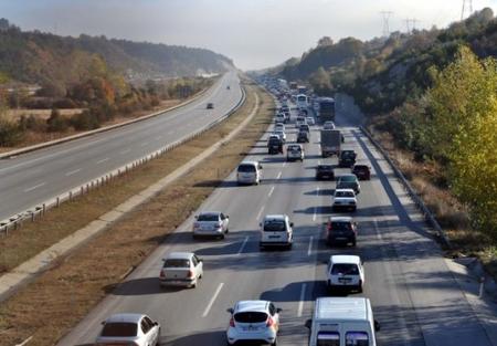 Povećana je gustoća prometa na autocesti A1 Zagreb-Split-Ploče između naplatnih postaja Lučko i čvora Bosiljevo II u smjeru mora. povećana je gustoća prometa na autocesti a1 zagreb-split-ploče između naplatnih postaja lučko i čvora bosiljevo ii u smjeru mora.