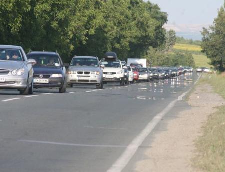 Временно движението по път ІІ-19 Предел – Разлог в участъка преди гр. Разлог се осъществява в една лента Временно движението по път ІІ-19 Предел – Разлог в участъка преди гр. Разлог се осъществява в една лента