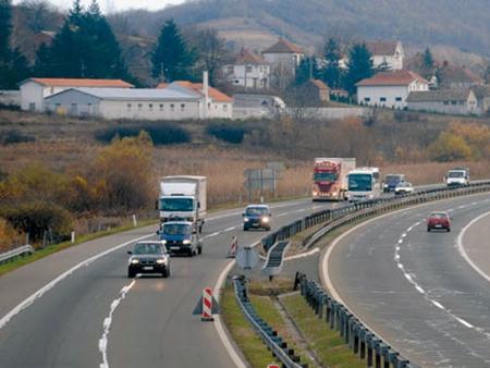 Vozače upozoravamo da prilagode brzinu i način vožnje uvjetima na cestama. vozače upozoravamo da prilagode brzinu i način vožnje uvjetima na cestama. 