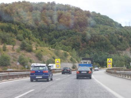 Pojačan je promet u gradovima, na prilaznim i obilaznim cestama. pojačan je promet u gradovima, na prilaznim i obilaznim cestama.