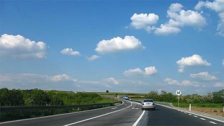 Na pojedinim dionicama autocesta i ostalih cesta u tijeku su radovi na obnovi ili izgradnji kolnika te košnje... na pojedinim dionicama autocesta i ostalih cesta u tijeku su radovi na obnovi ili izgradnji kolnika te košnje...