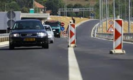 Na većini cesta vozi se bez posebnih ograničenja. na većini cesta vozi se bez posebnih ograničenja.