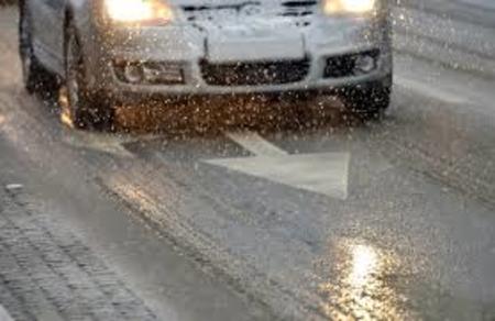 U Lici i Gorskom kotaru zbog niskih temperatura moguća je poledica, posebice na mostovima i nadvožnjacima. u lici i gorskom kotaru zbog niskih temperatura moguća je poledica, posebice na mostovima i nadvožnjacima.