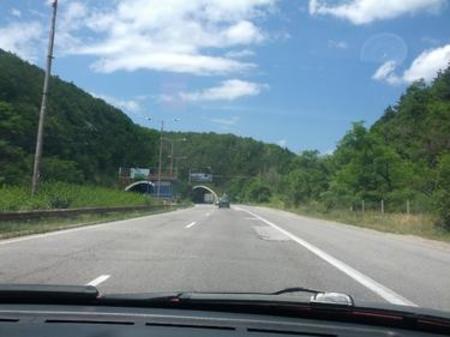 Predmet na kolniku na autocesti A1 na 244. km između čvora MASLENICA i čvora POSEDARJE u smjeru Dubrovnika. predmet na kolniku na autocesti a1 na 244. km između čvora maslenica i čvora posedarje u smjeru dubrovnika.