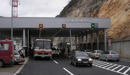 Granice Republike Srbije zatvorene su za sve strane državljane, sa izuzetkom diplomata akreditovanih u Srbiji i stranaca sa boravišnom dozvolom. granice republike srbije zatvorene su za sve strane državljane, sa izuzetkom diplomata akreditovanih u srbiji i stranaca sa boravišnom dozvolom.